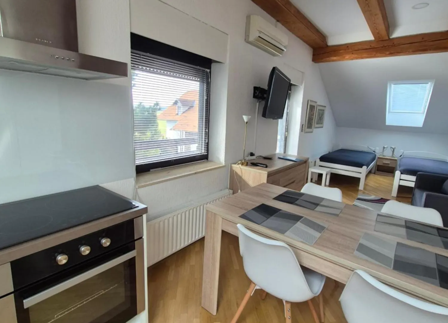 Ela'S Apartment Komenda