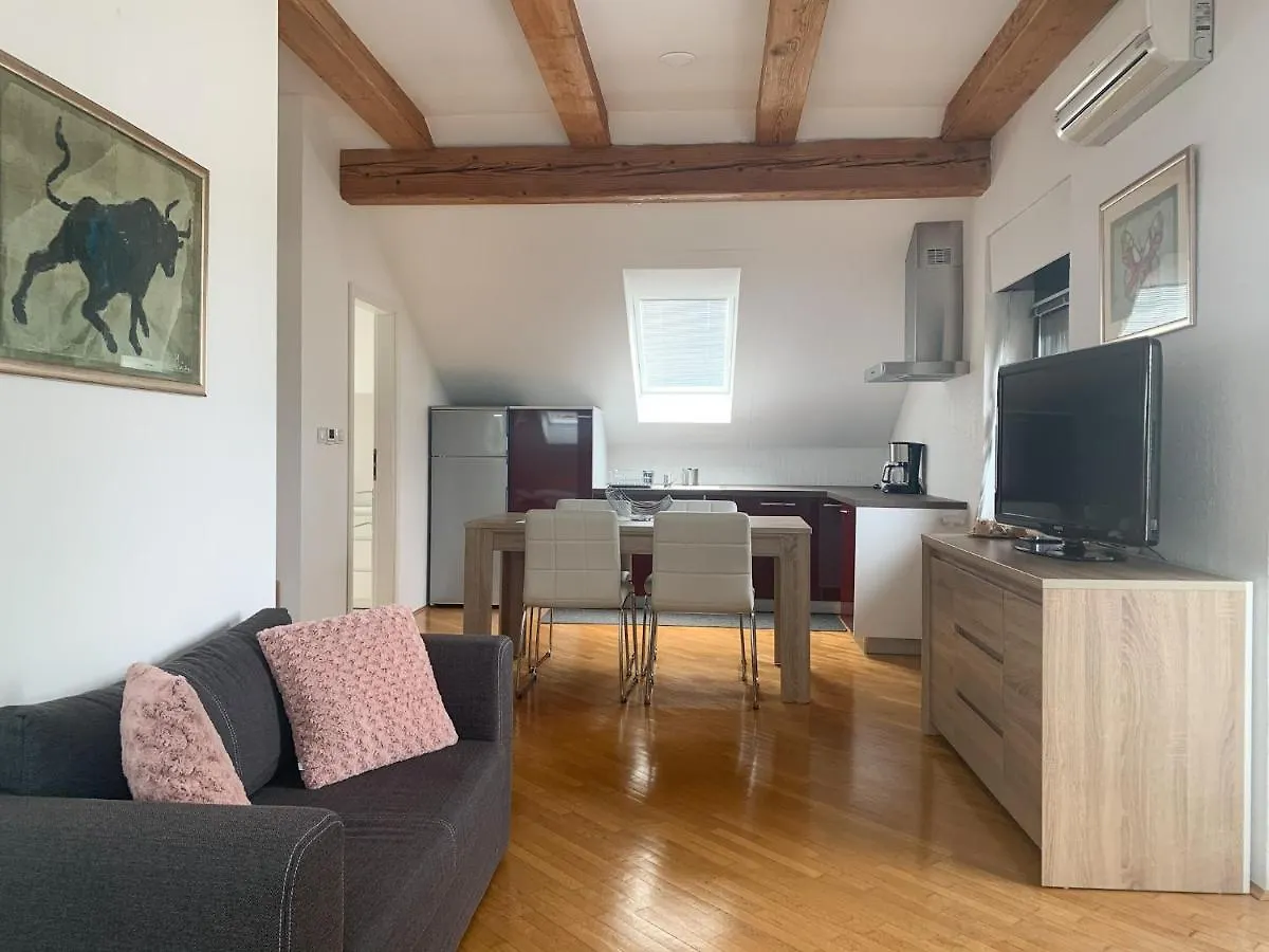 Ela'S Apartment Komenda